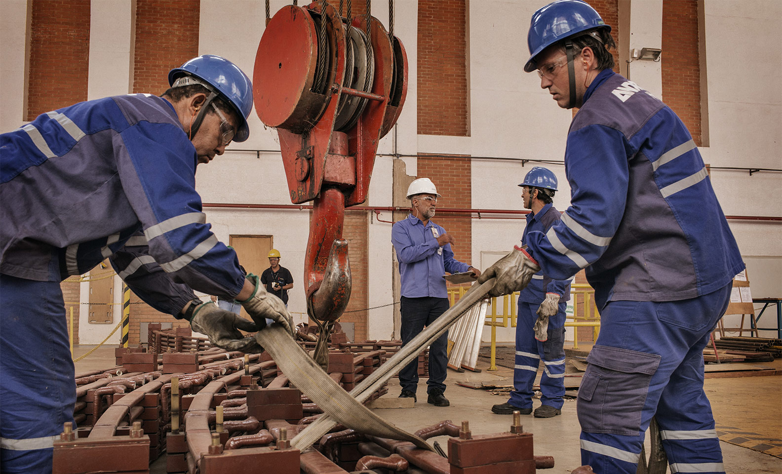 Tecnici della centrale di Cachoeira Dourada - Enel.com