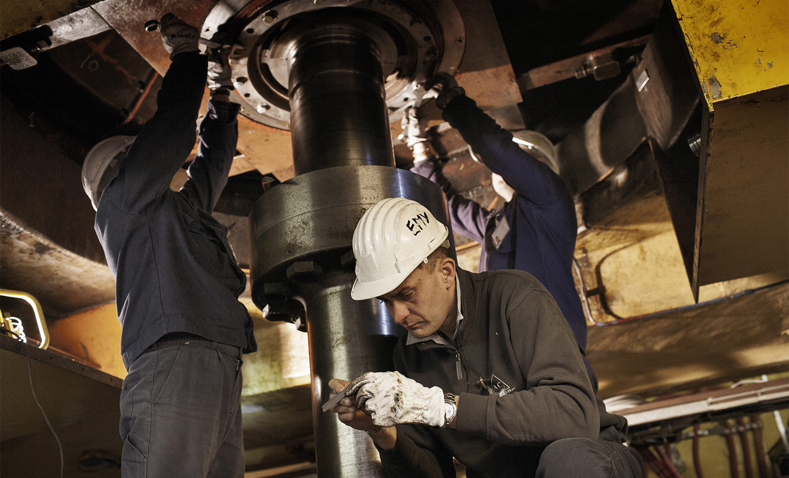 Tecnici al lavoro presso la centrale idroelettrica di Morino - Enel.com