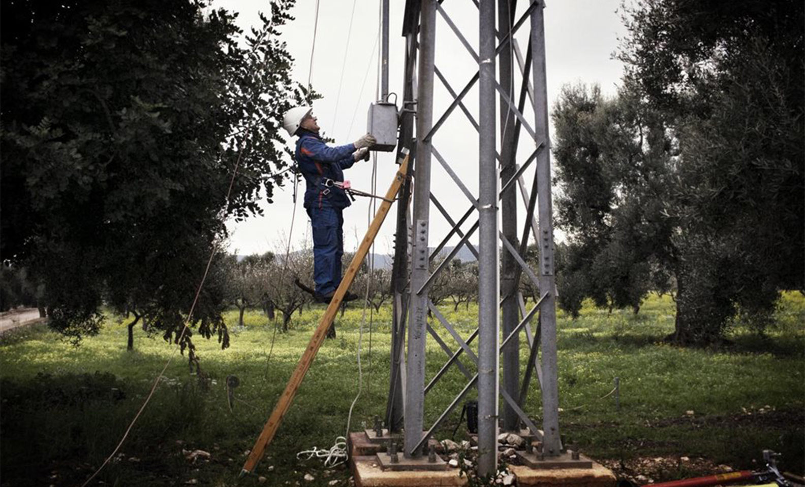 tecnico effettua controllo su un traliccio - Enel.com 