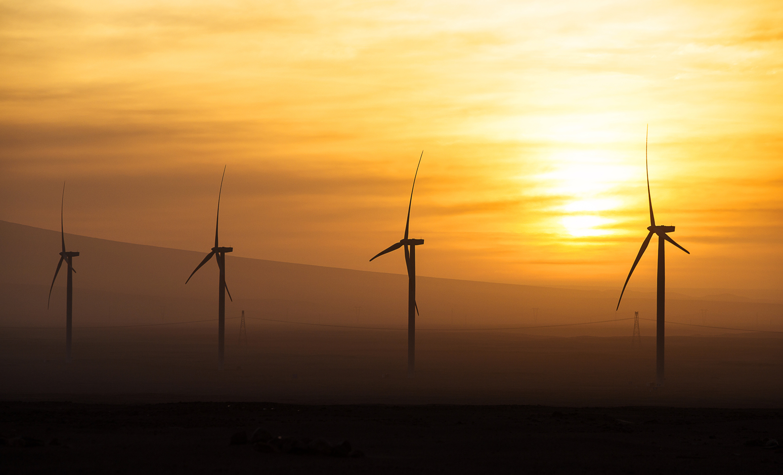 Planta eólica de Wayra en Perú al atardecer