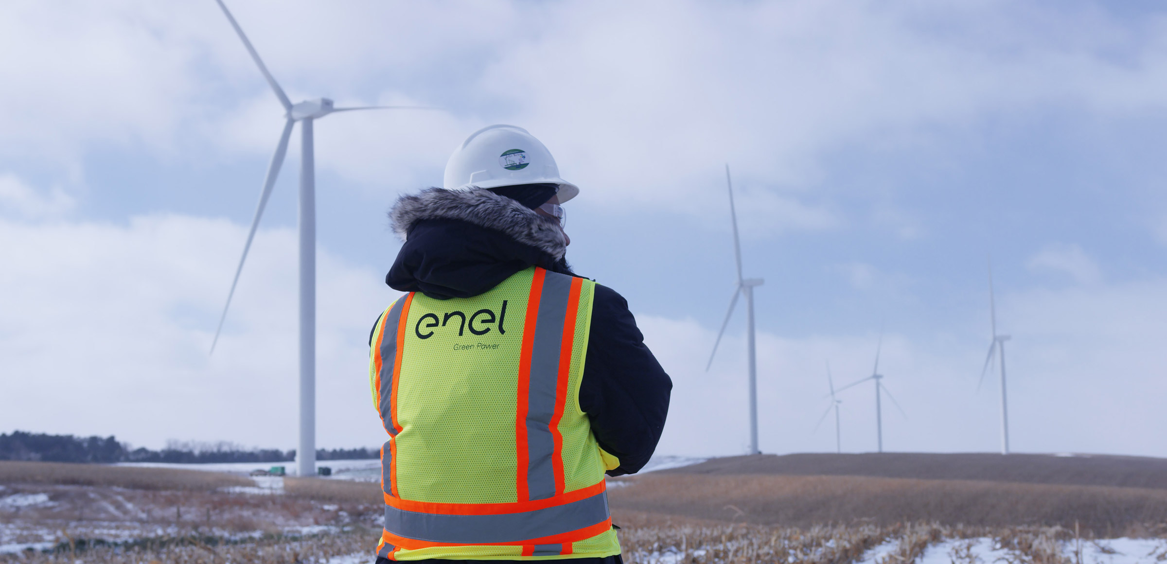 Empleado de Enel mira turbinas eólicas